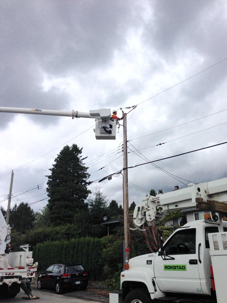 CUrquhartGlobal's tweet image. Happening Now! Power being grounded by crews in West Vancouver. @GlobalBC