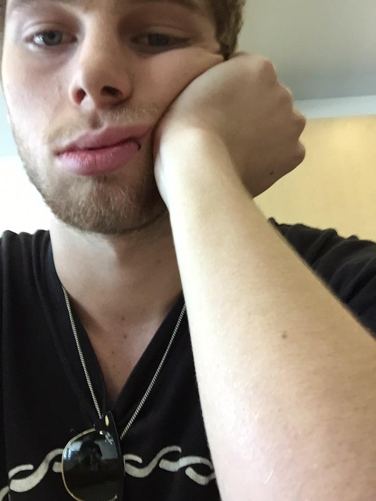 5SOSTumblrx's tweet image. rt if you're not Luke! #ShesKindaHotVMA