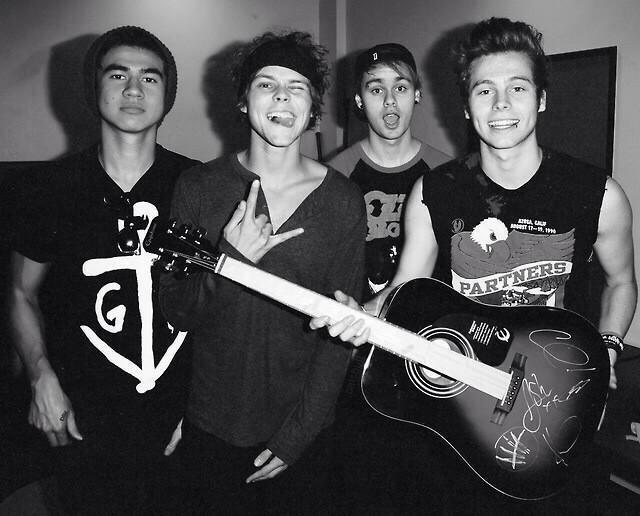 risqueroses's tweet image. If I can stay up until 5am voting nonstop, the least y'all can do is retweet this #ShesKindaHotVMA
