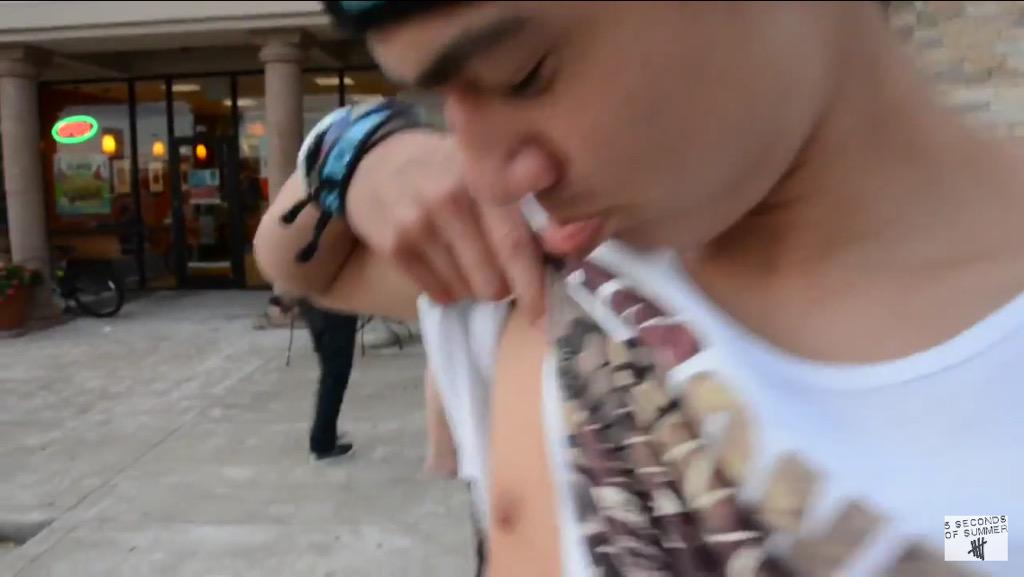 _5SOSFAMUPDATES's tweet image. Here's some screenshots of Calum touching his nipple, just because #ShesKindaHotVMA