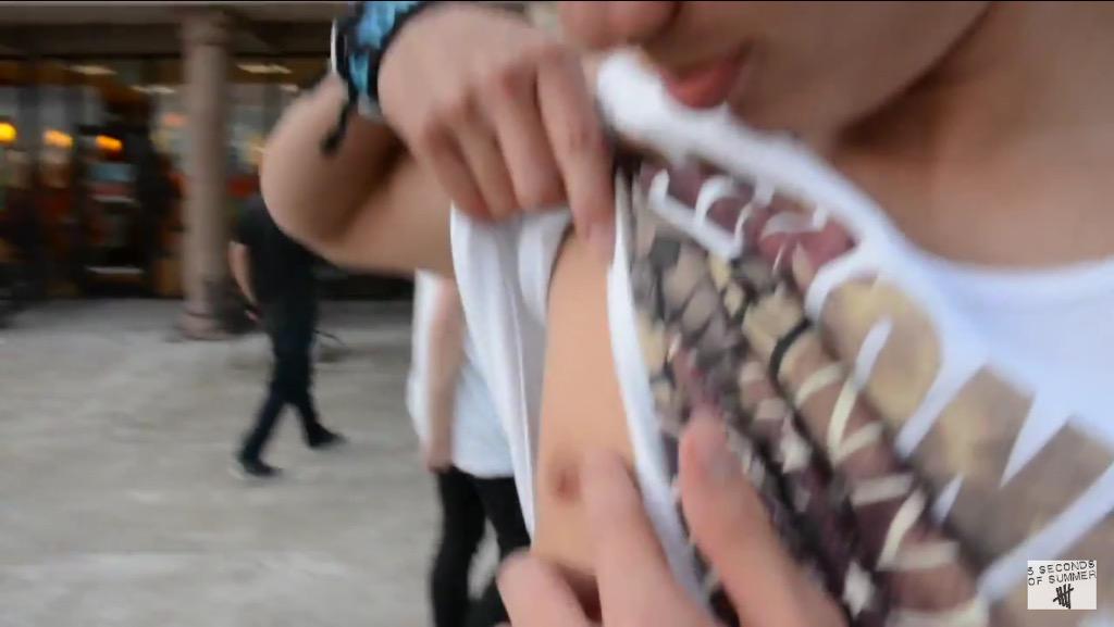 _5SOSFAMUPDATES's tweet image. Here's some screenshots of Calum touching his nipple, just because #ShesKindaHotVMA