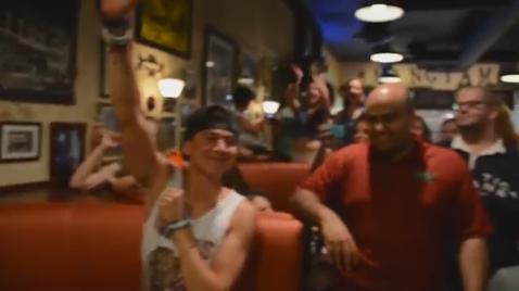 5SOSTumblrx's tweet image. Calum won!  #ShesKindaHotVMA