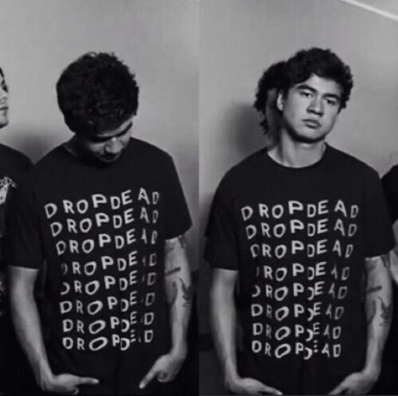 VlRGOBLUSH's tweet image. calum's trying to tell u something #ShesKindaHotVMA