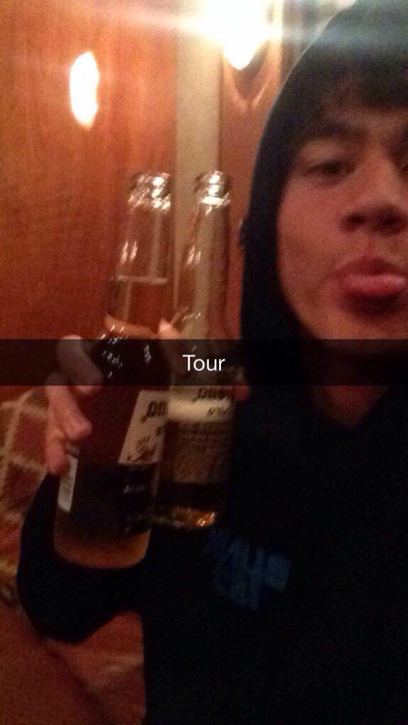 monfoolish's tweet image. Rt for unseen Calum photo?? #ShesKindaHotVMA