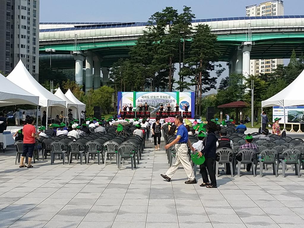 국지도57호선 우회도로 소음저감시설 설치공사기공식이 운중동 산운마을12단지앞공원에서지금시작기대됩니다^^