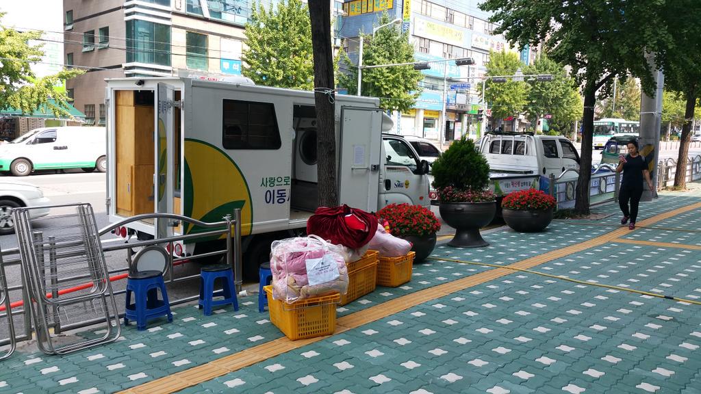 #성남시 신흥2동 새마을협의회에서 관내 취약계층을 위한 사랑나눔을 실천하고 계십니다^^ 새마을 이불빨래 서비스를 통해 새 이불로 거듭나는 중! 가을 맞이로 깨끗하게 세탁된 이불과 함께라면 잠도 잘오겠죠?😁