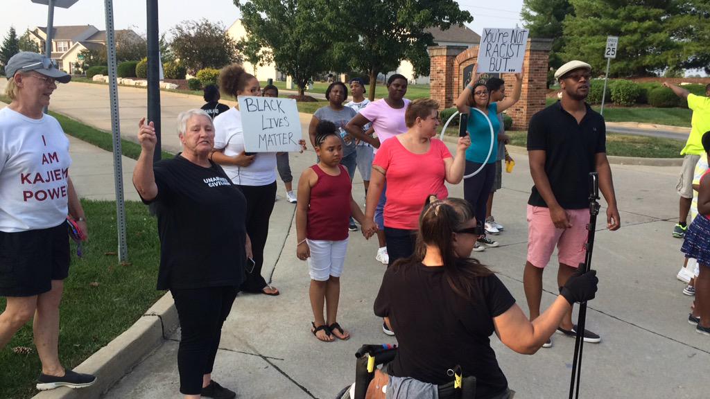 SysFreedom's tweet photo. #Ferguson #BlackLivesMatter #FTP #HandsOffHunter #SystematicFreedom @STLAbuBadu http://t.co/mHDWziWR0W