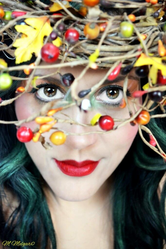 Autumn Princess 🍂. Self portrait. #girl #colors #portrait #nikon_photography #green_eyes #red_lips