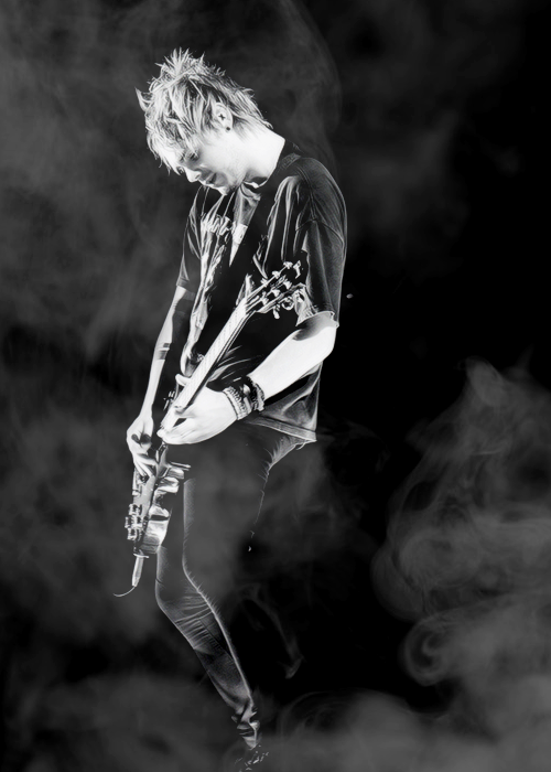 I'm tweeting 20 photos of the boys. If each get 5 RTs that is 100 votes!!!! #ShesKindaHotVMA