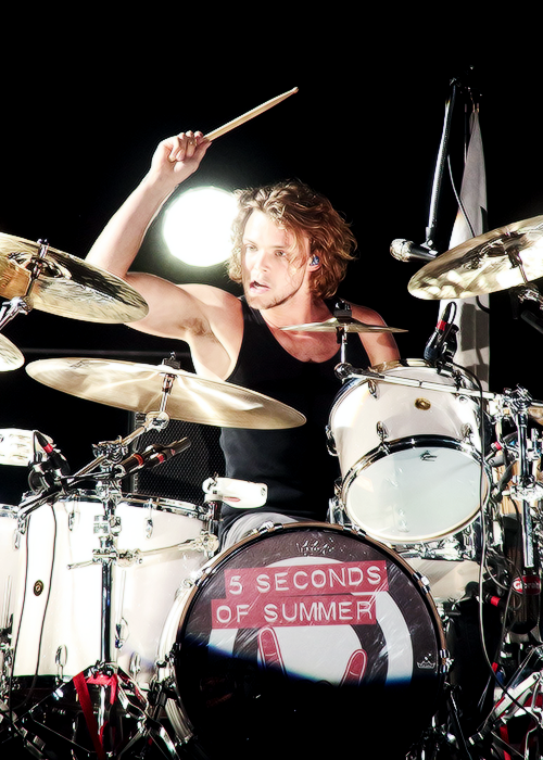 I'm tweeting 20 photos of the boys. If each get 5 RTs that is 100 votes!!!! #ShesKindaHotVMA