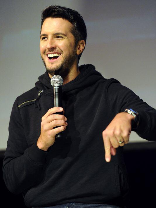 simplecountryy's tweet image. RT if you love Luke 😍