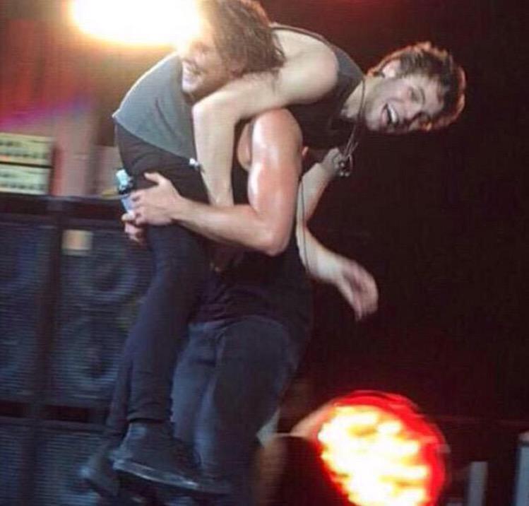 _TaylorBoslem's tweet image. Get this tweet to 200rts and I'll give away solo dms!-Ashlea #ShesKindaHotVMA