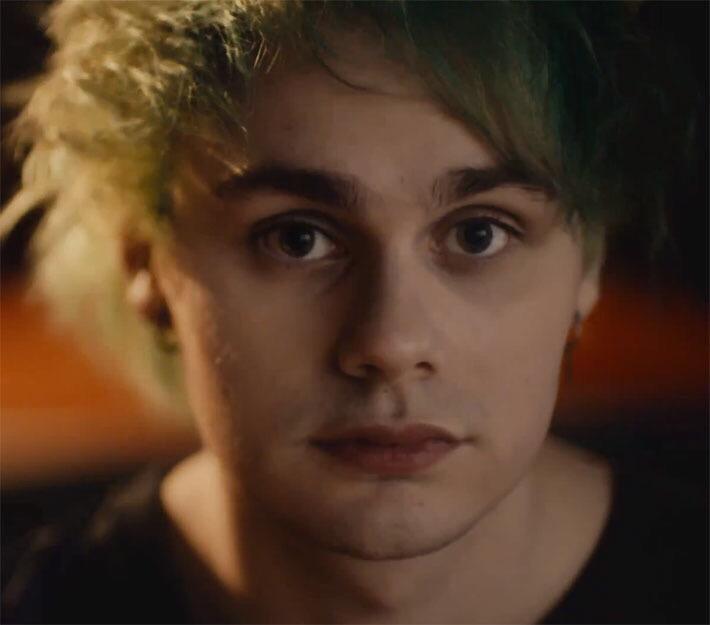 mikeyreacts's tweet image. me because idk when to stop voting #ShesKindaHotVMA