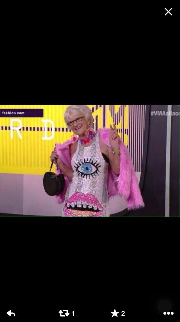 Aquí #Madonna llegando a los #VMAs luce fabulosa y súper fresca y joven. #ReportandoDesdeMiCama