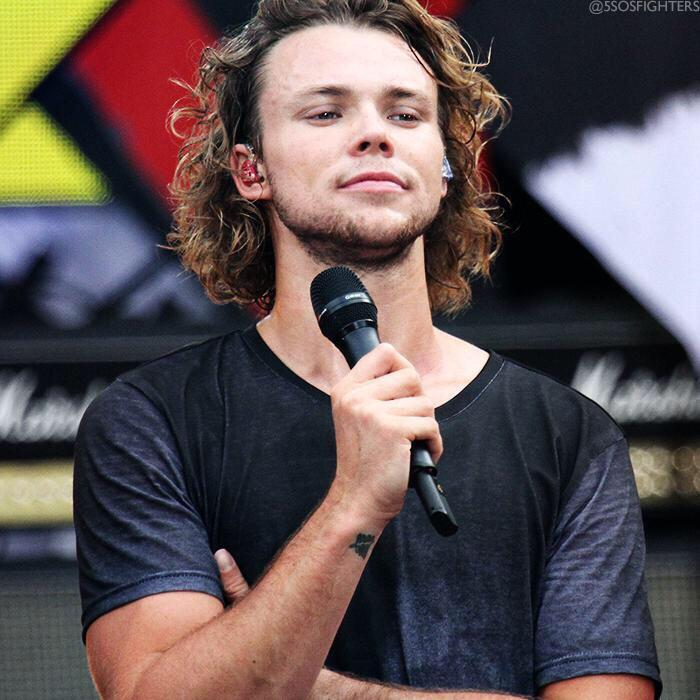 5SOSPunkArmy's tweet image. Ashton watching us win like #ShesKindaHotVMA