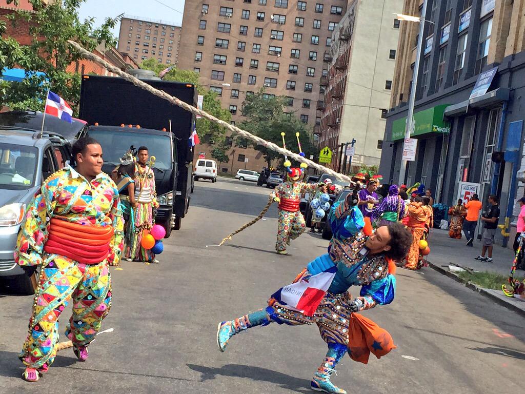 SpecNoticiasNYC's tweet image. ¡Buenas noches! Hoy nos despedimos con esta imagen de los diablos cojuelos del Desfile Dominicano en #Brooklyn #NYC.