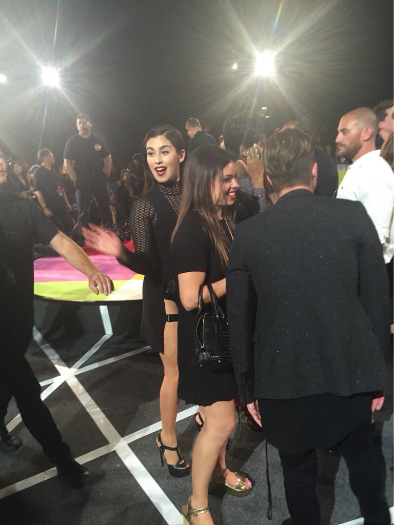 5HUpdates's tweet image. Fifth Harmony today (via @CATCABEYO) #WorthItVMA