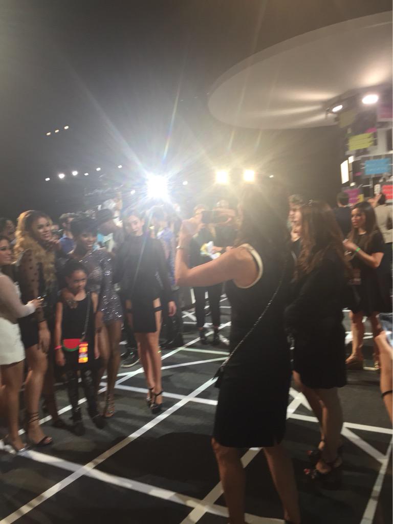 5HUpdates's tweet image. Fifth Harmony today (via @CATCABEYO) #WorthItVMA