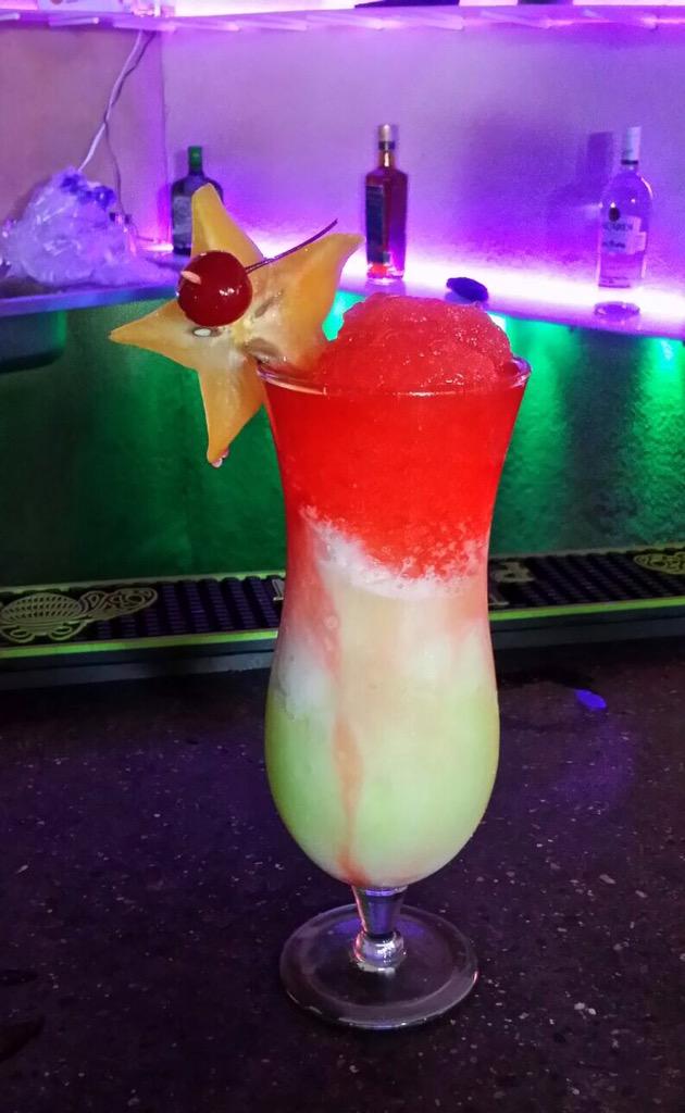 jchc24141's tweet photo. #LasAdelitasDelSur en #Azoyu a probar #Drink d casa #LaAdelita !!!!!!! #Midori #Malibu #PeachSnapps #Granadine http://t.co/huVDjcRPkH