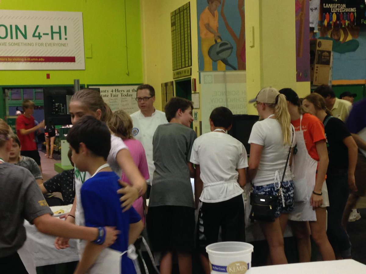 BartonNoah's tweet photo. Day two of Chef for a Day #mn4h #syscomn http://t.co/NCN5MTyVlu