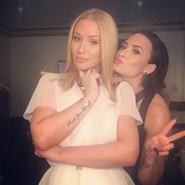 portallovato's tweet image. Iggy postou essa foto com a Demi nos bastidores do VMAs!!! &amp;lt;3