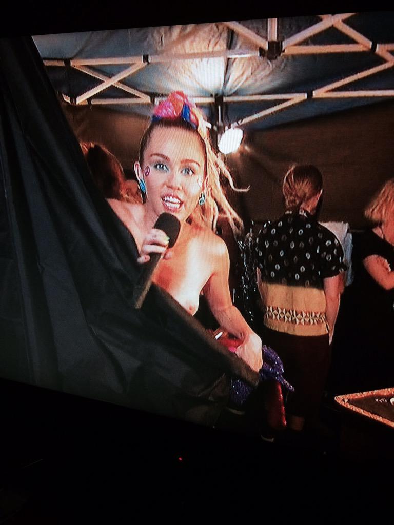 idolator on X: 🚨 MILEY'S BOOB JUST POPPED OUT ON LIVE TV AT THE #VMAs 🚨   / X