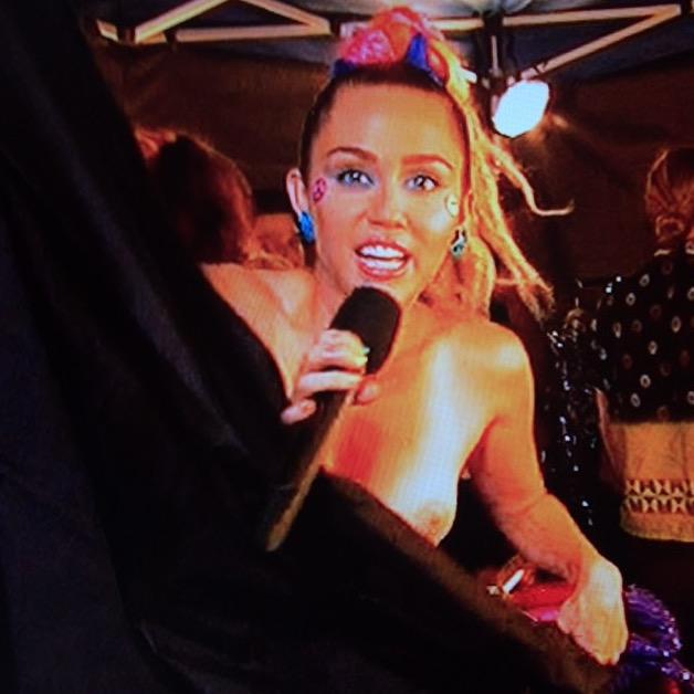 ARSENIC az X-en: „#freethenipple accidental nip slip #VMAs   / X