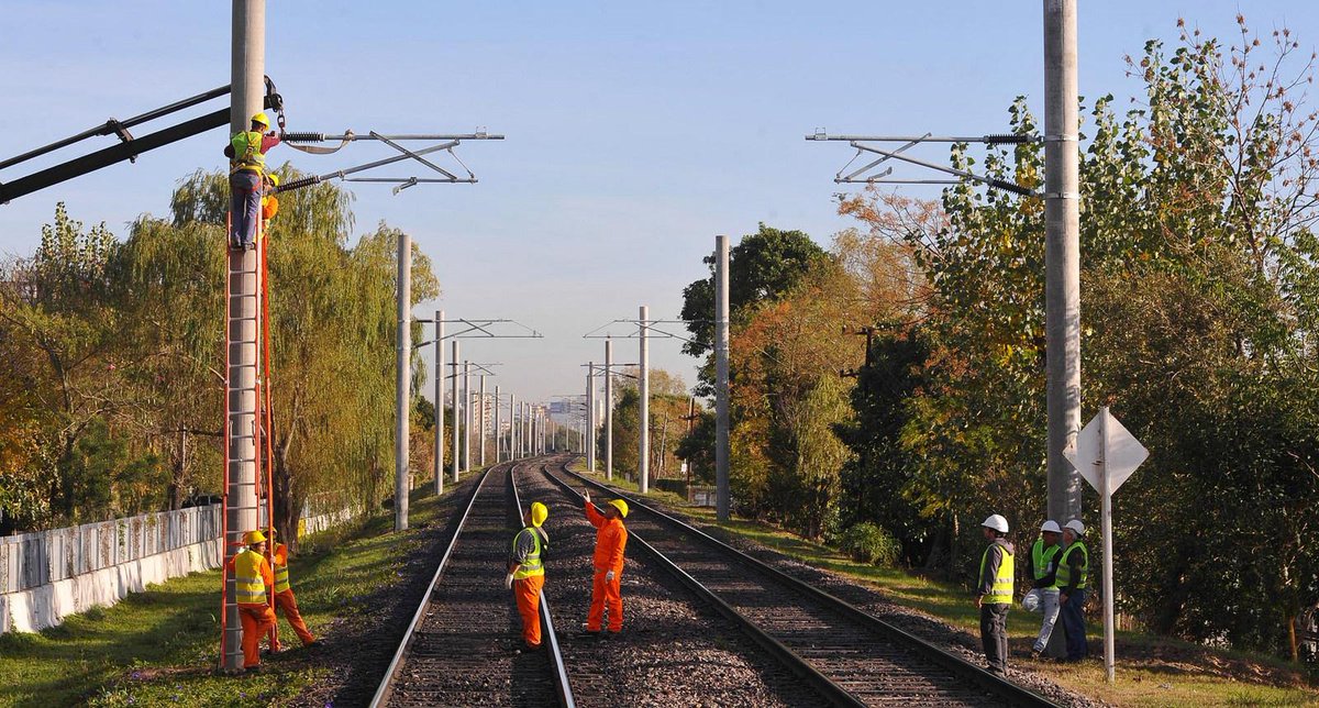 PrimeraLineaArg's tweet image. Cierran el ferrocarril Roca por tres meses para terminar obras de electrificación notas.org.ar/2015/08/31/cie…