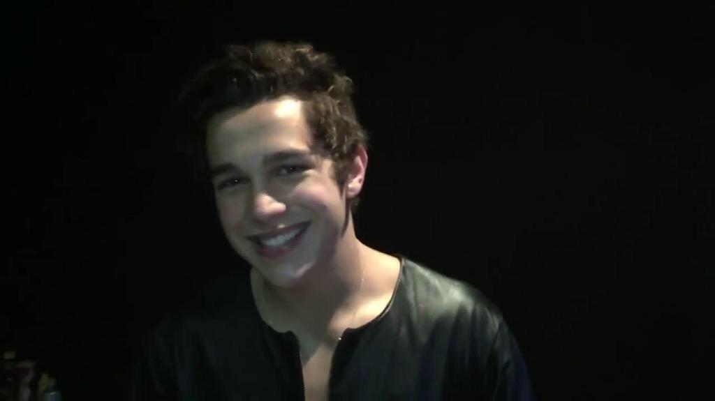 galaxy_mahxne's tweet photo. #MTVHitsLA #AustinMahoneDirtyWork http://t.co/PpBfcagdiK