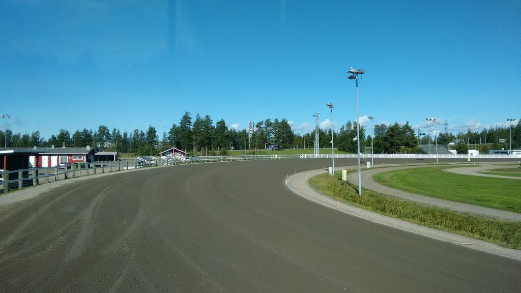 Oulussa aurinkoinen päivä. Uusi pinta asettunut suht hyvin, ei vielä priima mutta kengittä ajo onnistunee. #ravit