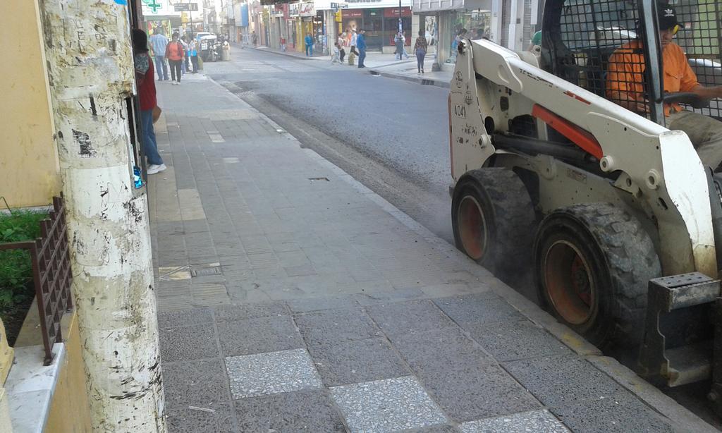 Andar chocando obras no estaría funcionando como estrategia para sembrar el buen humor social