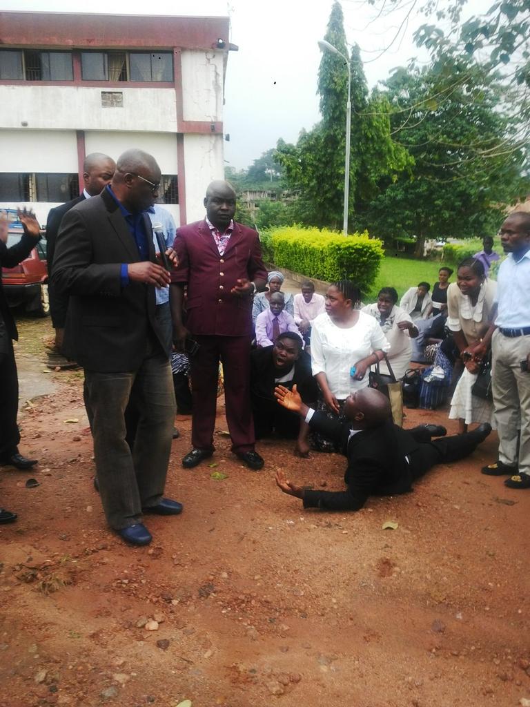 bafem01's tweet photo. #Ekiti civil servants on kneels for coming late to work. This is very uncivil @channelstv @seunokin @chamberlainusoh http://t.co/fkWV6Tifid