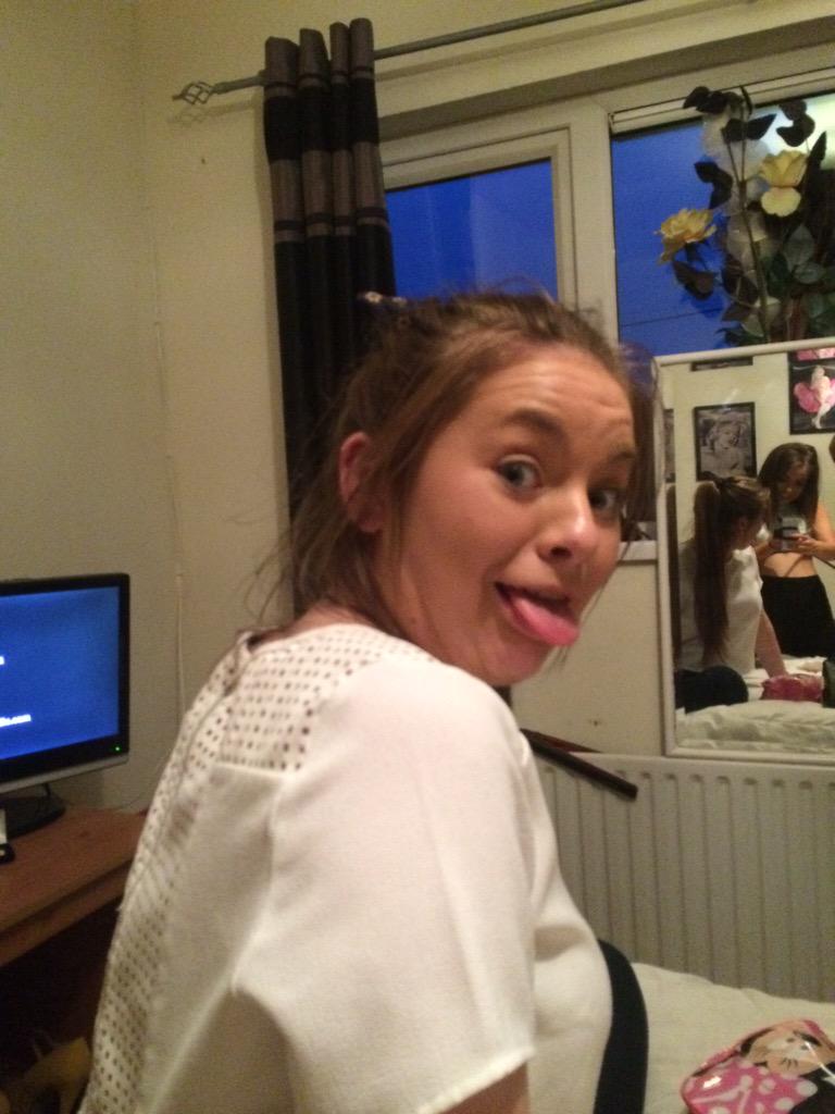 NikitaMcGuckin's tweet photo. Happy belated birthday @clodagh111 hope 'hamps10' treats you well😛💕 http://t.co/TVV5zgyuhz