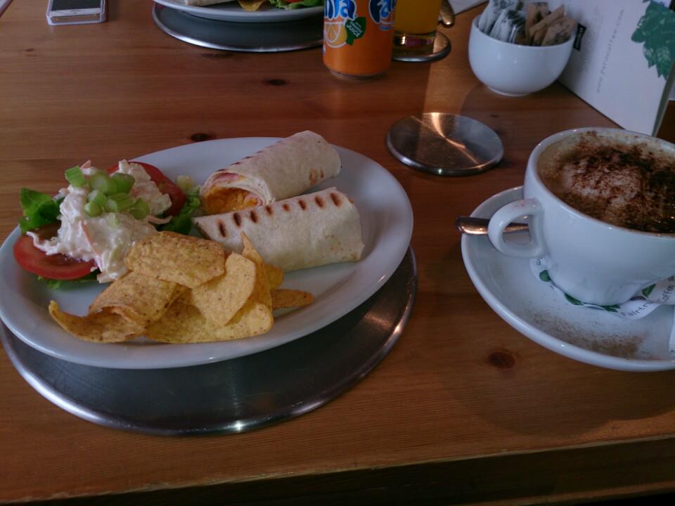 Laurachkaa's tweet image. Brokastis kafejnicaa kas 3 no mums :) (@ Pende Cafe w/ @_simchiks_) swarmapp.com/c/btWqHRxxtUA