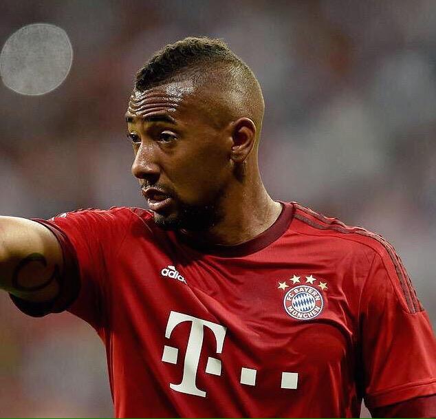 TheHeadtoHead's tweet photo. RT for Piqué
FAV for Boateng http://t.co/CgfM7jfXXK