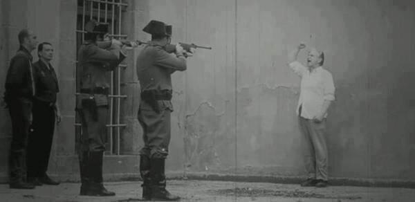 وإذا لم يكن من الموت بدُ
فمن العارِ أن تموت جبانًا !

- المـتنبي