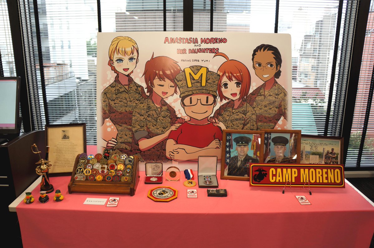 Hound ｃ99 お疲れ様でした Twitter पर モレノさんお別れ会 中央は野上先生が描いた大きなモレノさんのパネル そして右下には海兵隊の中将と少将から寄せられたコメント 中央にはアメリカ空軍からも贈られた勲章 そして海兵隊の誇り ライフル特級射撃章