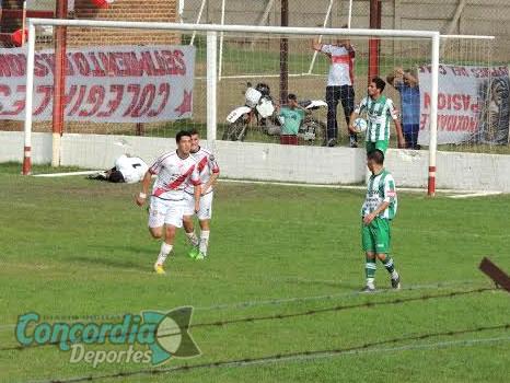 CdiaDeportes's tweet image. Fútbol. Al ritmo de Ramírez, Colegiales festejó en el Parque Mitre 
concordiadeportes.com/2015/08/31/al-…
