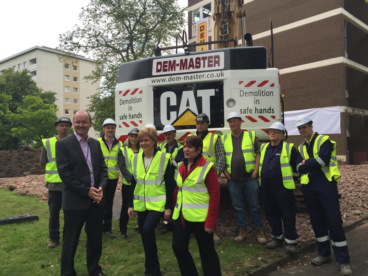 DemmasterD's tweet image. .@DemmasterD welcomed FM Nicola Sturgeon to the Southside Housing Association project at St Andrews Drive