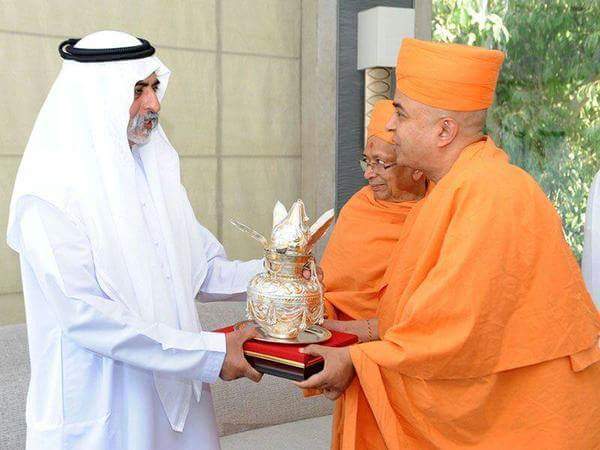 AshokKansal0's tweet image. ये @narendramodi जी का ही जादू है पहले पूजा अब केले के पत्ते पर भारतीय संस्कृति से खाना खा रहे है..वसुधैव कुटुम्बकम्