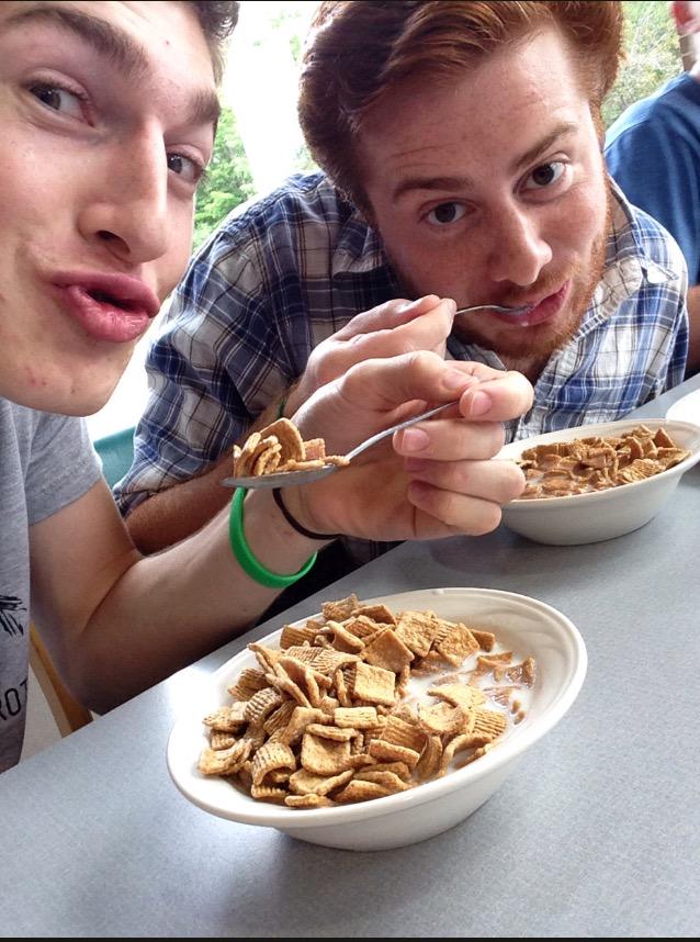 Justin_White31's tweet image. Happy Monday. How couldn't this cheer you up? @M0VIE_MAN and cereal. #missyafool