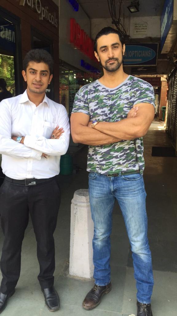 aropjain's tweet photo. A sudden meet with this Super talented and a very humble person.#delhi  @kapoorkkunal http://t.co/SV5bOGoFL9