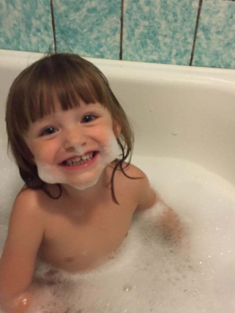EvaDellhem's tweet photo. Att få bada med bubblor! 🐬💦 http://t.co/suSGTmx3Ou