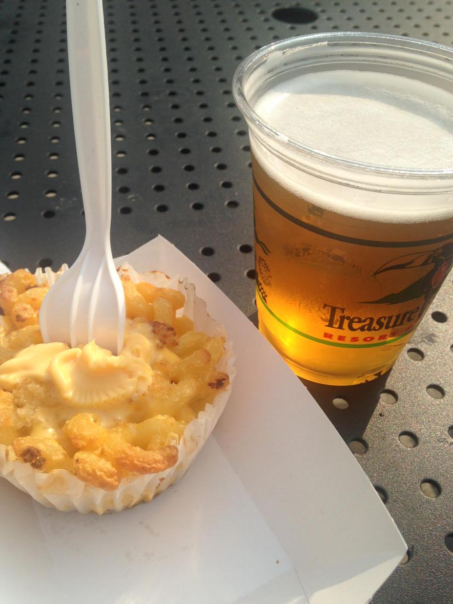 SoyAmanda15's tweet photo. Mac &amp; Chz cupcake #Lulus #MNStateFair http://t.co/h1QtMMKqGw