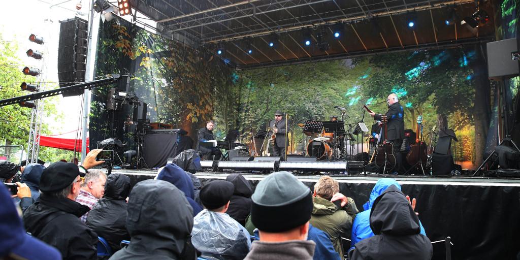 Rain doesn\t stop thousands flocking to to wish a happy birthday  