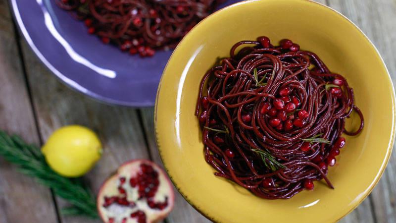 RachaelRayShow's tweet image. Wine + spaghetti in one dish? Yes, please! Try Rach's chianti-glazed spaghetti. rach.tv/1yYpI5X
