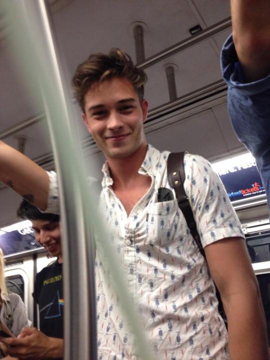 Dank_Walker's tweet image. Cuando te encuentras a Dank Walker en el metro.