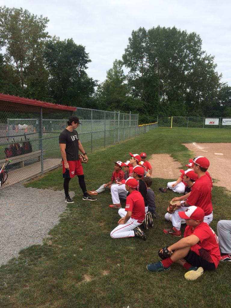 ExpoChet's tweet photo. @Nationals Ricky Hague - Syracuse chief working with Baldwinsville bees 11 yr olds on fundamentals, AWESOME days! http://t.co/nf5WkVMaID