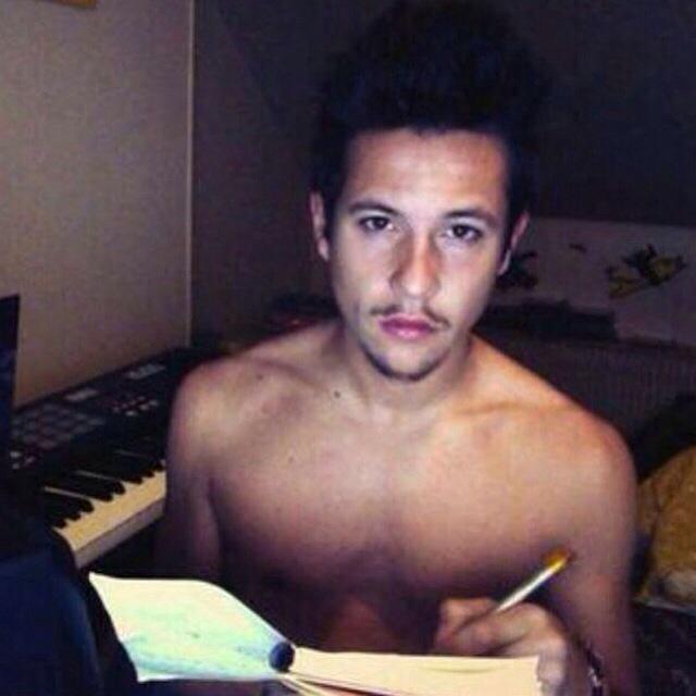 CaraDModel's tweet image. Salut @nekfeu c'est mon anniv, je fête mes 18 piges follow moi stpp 🔥🔥🔥