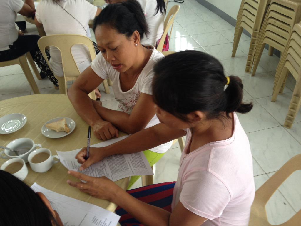 jodeszgavilan's tweet image. Parents of malnourished children undergo a pretest to measure their existing knowledge re: nutrition. #HungerProject